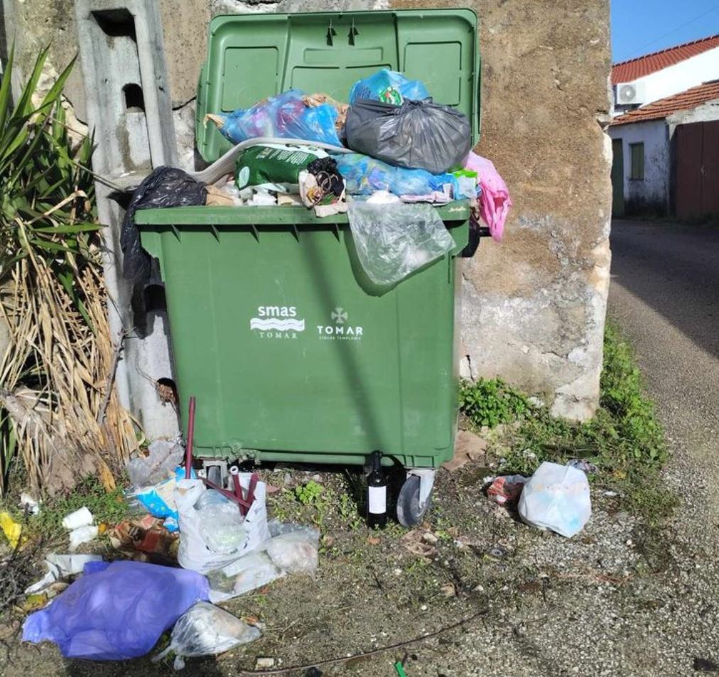 Carrazede sem recolha de lixo há duas semanas lixo 044875 6431520847872797528 n