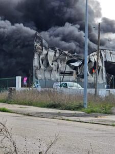 Oficina que ardeu foi construída há 6 anos e tinha 15 trabalhadores oficina incendio 501744 51399360846362941 n