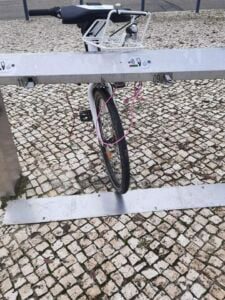 Vandalismo destrói bicicletas de uso partilhado em Torres Novas e no Entroncamento bicicletas 91987366 7059962772456515267 n