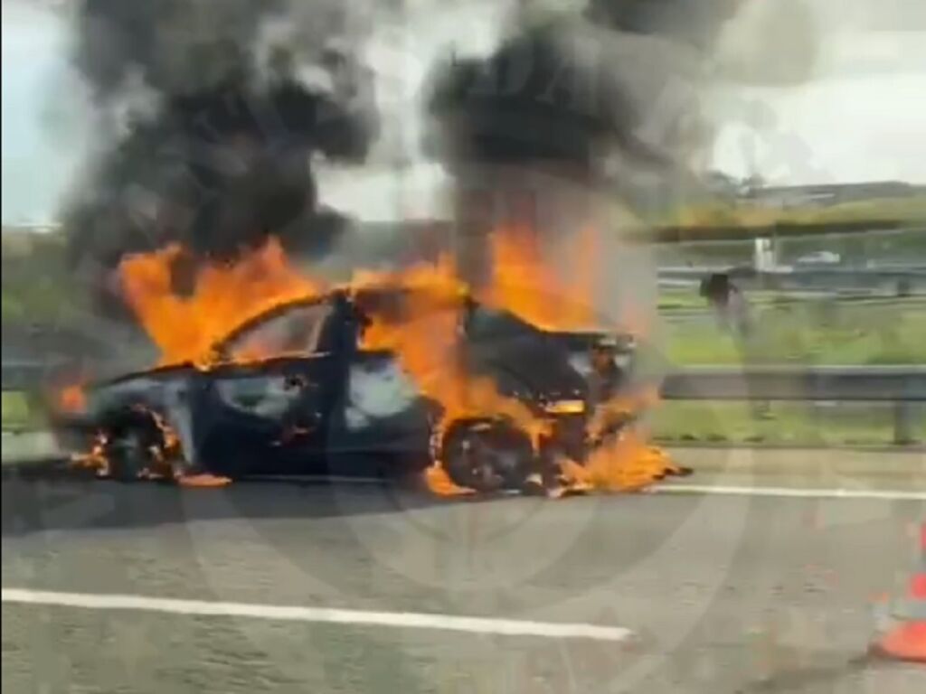 Carro ardeu na A1 perto de Santarém (c/ vídeo) carro arder