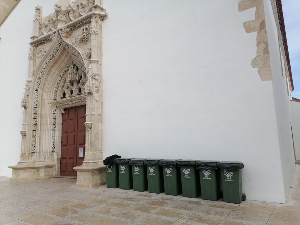 Caixotes do lixo na fachada da igreja de S. João Baptista lixo IMG 20231208 130222