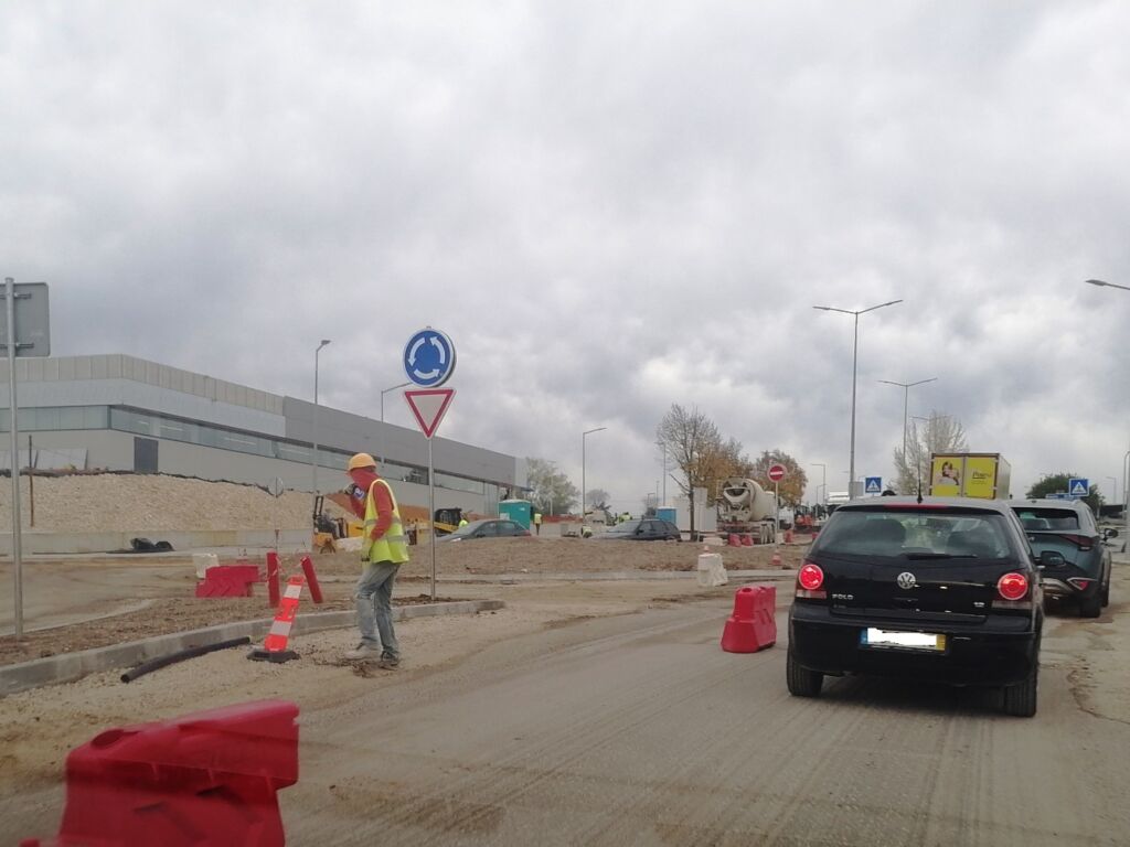 Obras em contrarrelógio no Aldi para abrir a 14 de dezembro rotunda aldi IMG 20231205 091316