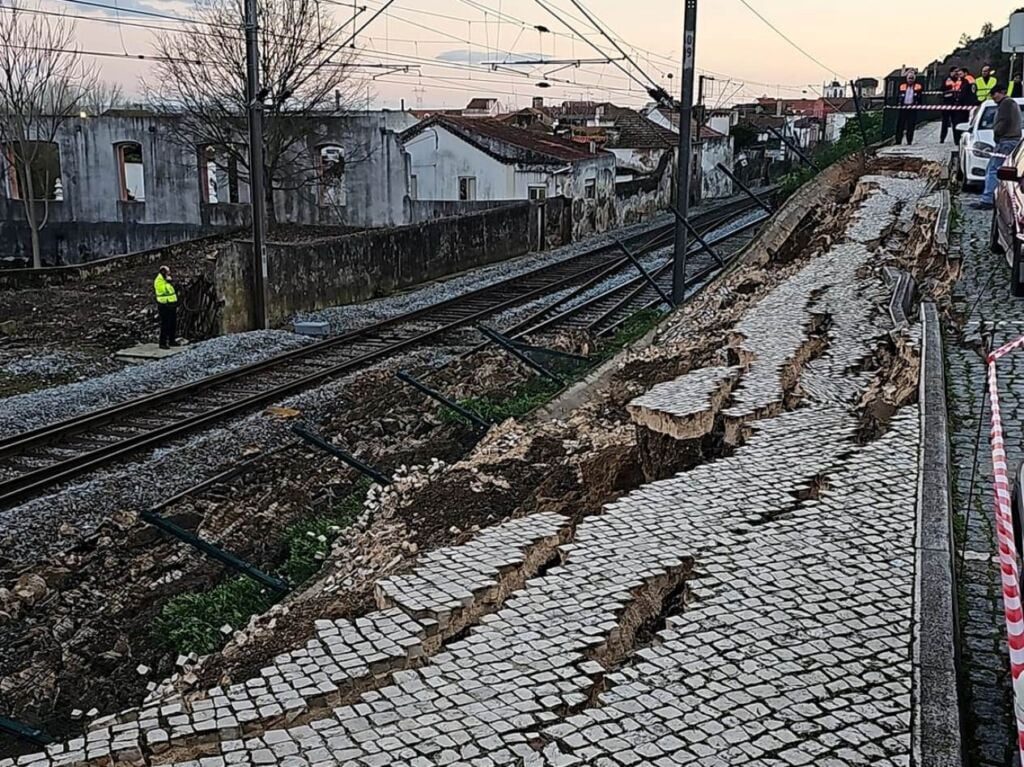 Abatimento de terras corta estrada da estação em Santarém estacao santarem 2969545 1566862643840875304 n Copia