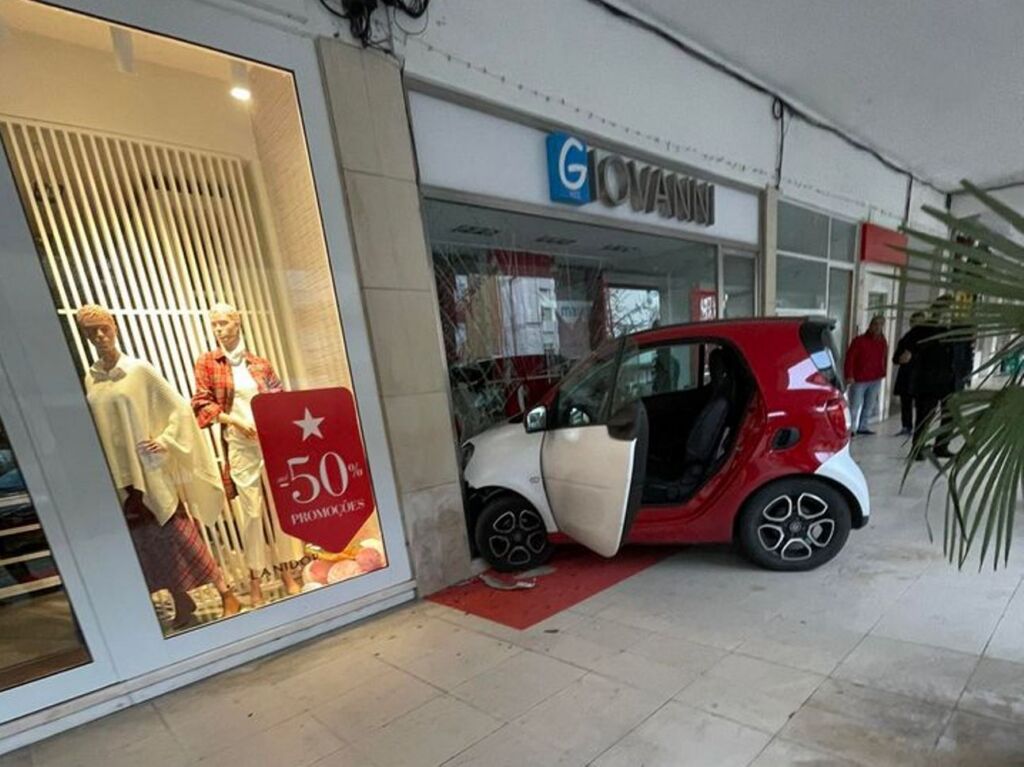 Carro destrói montra da loja Giovanni Kids smart 59 5034728343142638160 n
