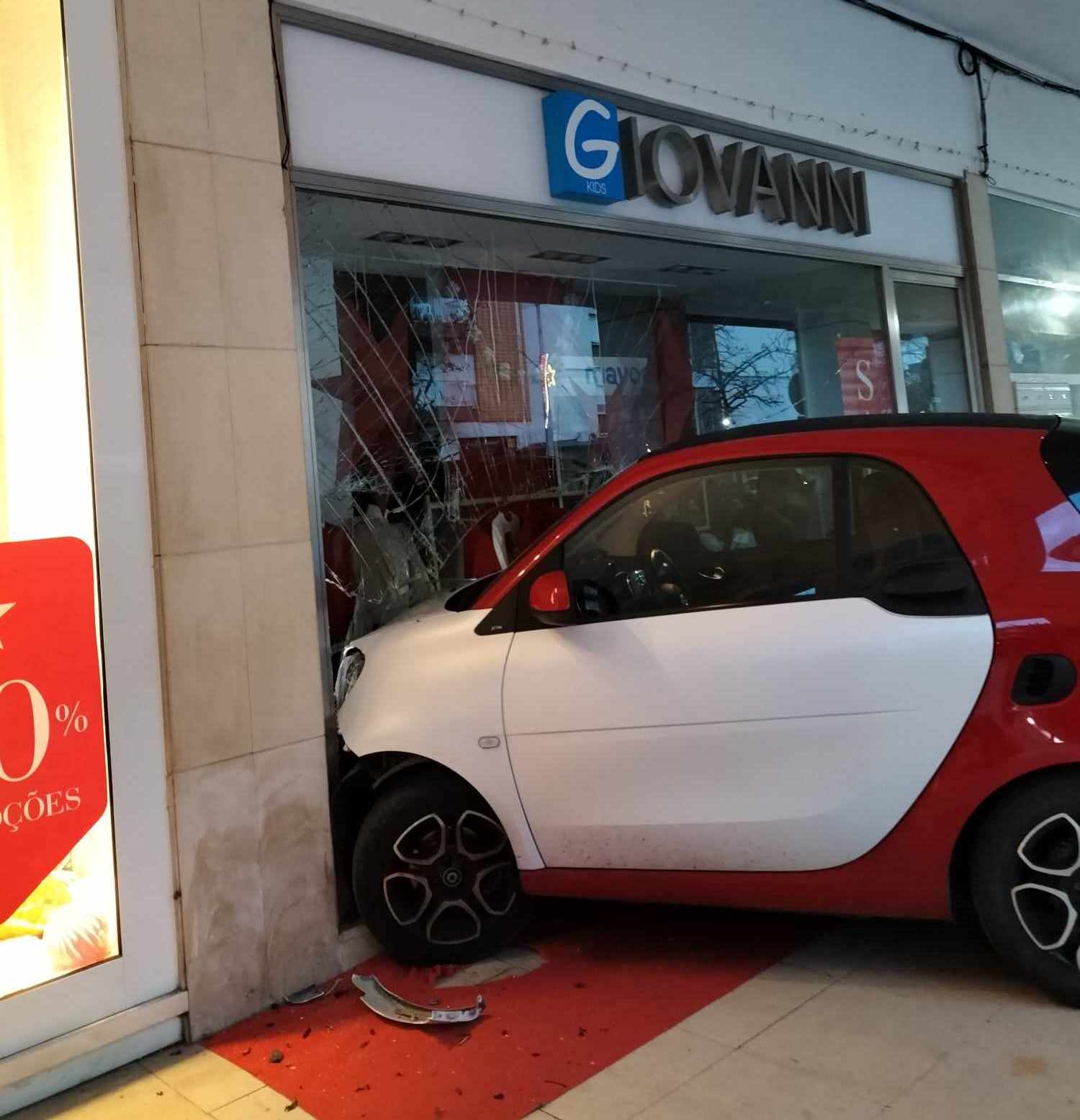 Carro destrói montra da loja Giovanni Kids smart received 706313544929153