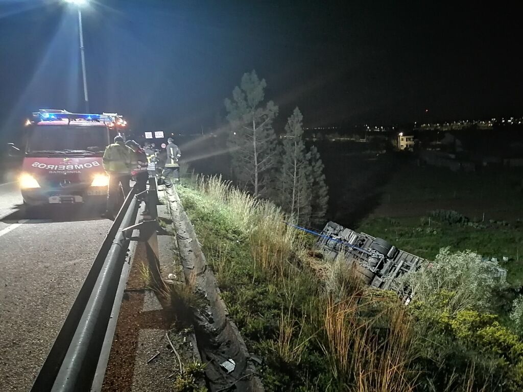 Camião dos Correios despista-se no IC3 (c/ vídeo) despiste ic3 IMG 20240214 211813