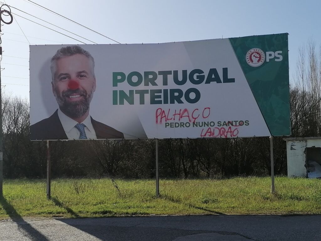 Cartaz do PS vandalizado vandalismo ps IMG 20240203 112640