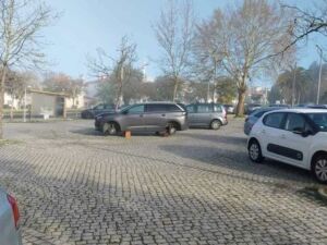 Carro ficou sem rodas no parque do hospital de Abrantes abrantes 598816 3702114416121492956 n