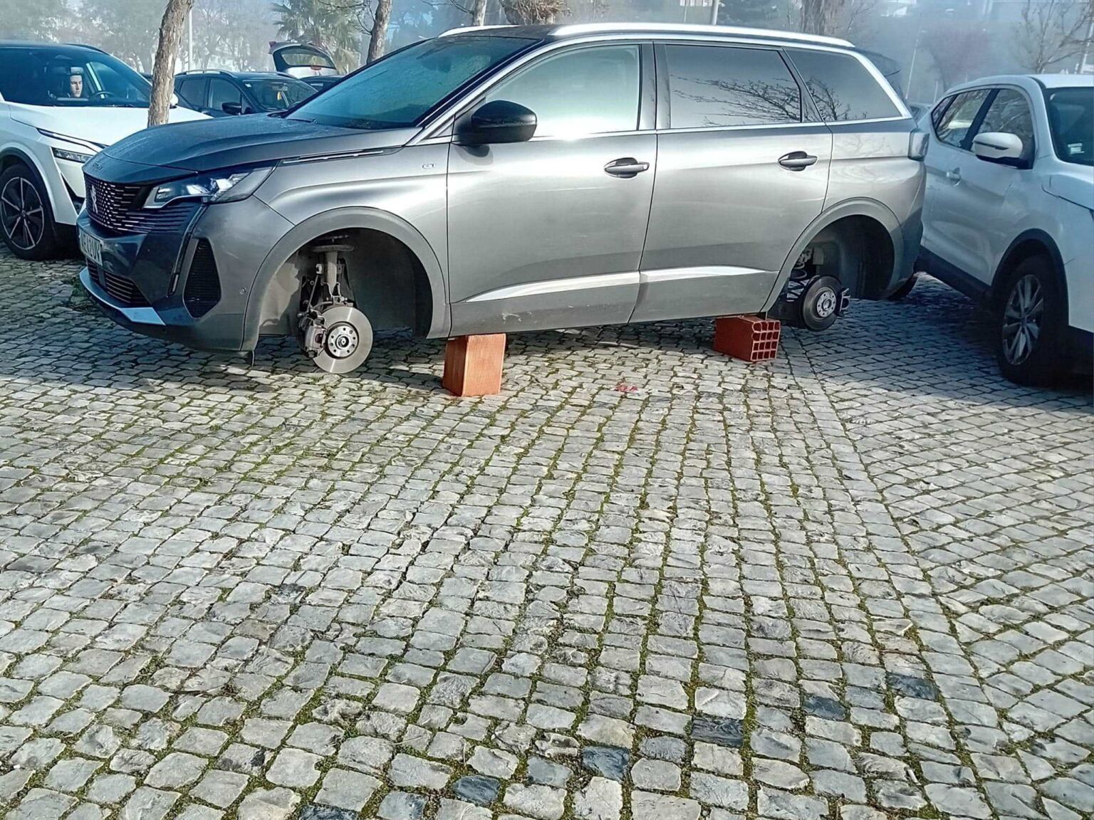 Carro ficou sem rodas no parque do hospital de Abrantes abrantes 77598959 5838645151558624384 n
