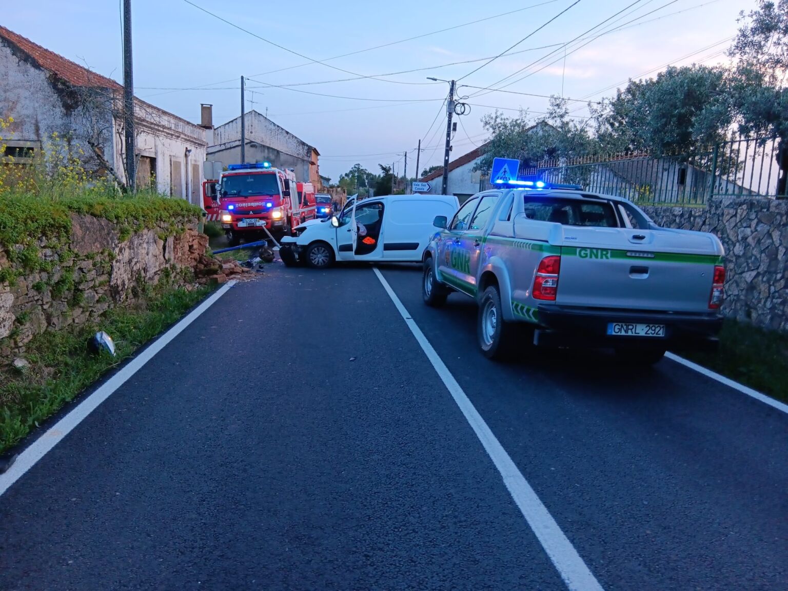 Carrinha despista-se contra muro acid 5368990211 9181219724026427691 n