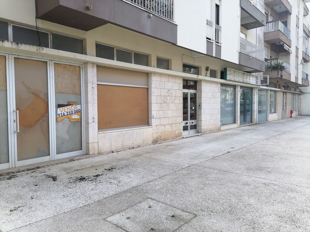 Av. Nuno Álvares Pereira com cerca de 20 espaços comerciais fechados av. Nuno Alvares Pereira IMG 20240331 104453
