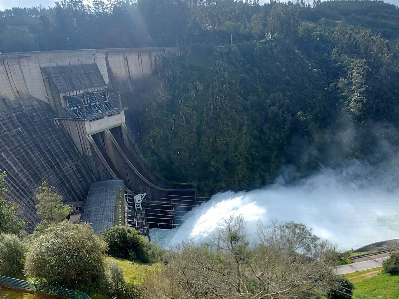 O espetáculo impressionante das descargas no Castelo do Bode (c/ fotos e vídeos) barragem bode 42513 5525411229207813930 n