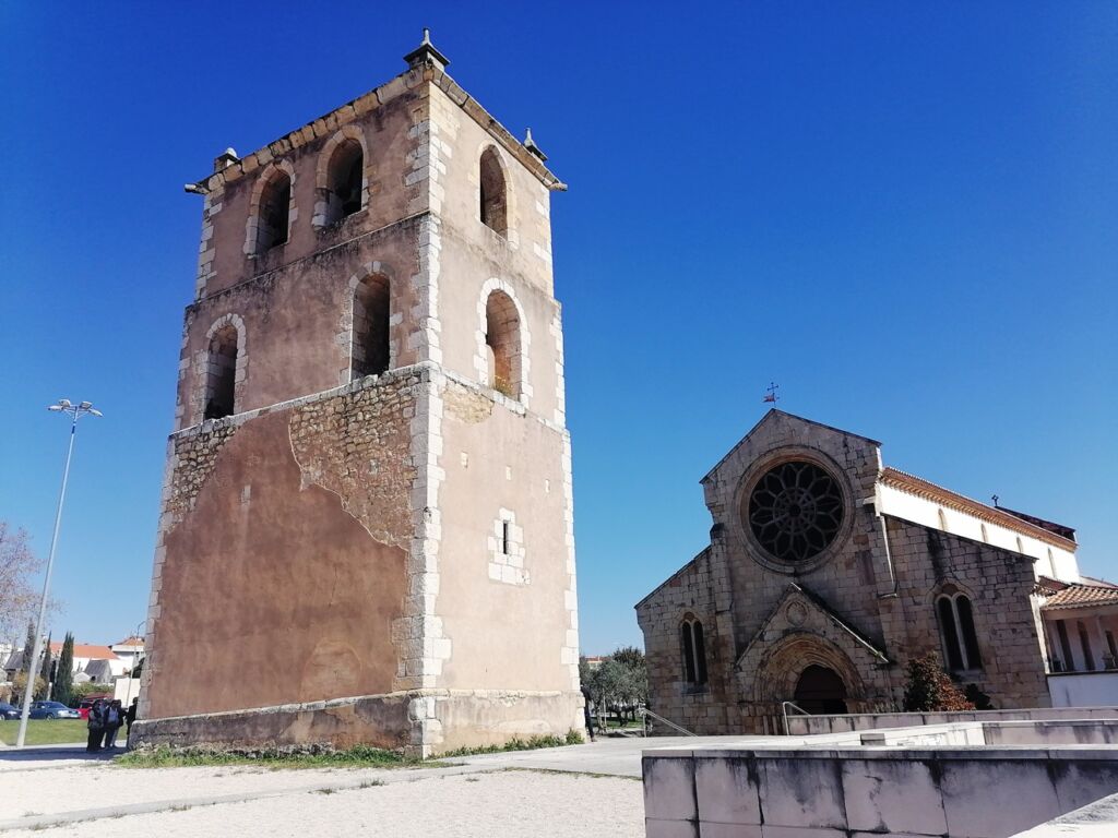 Perigo na igreja Santa Maria do Olival: reboco da torre está a desfazer-se igreja santa maria do olival IMG 20240313 115550