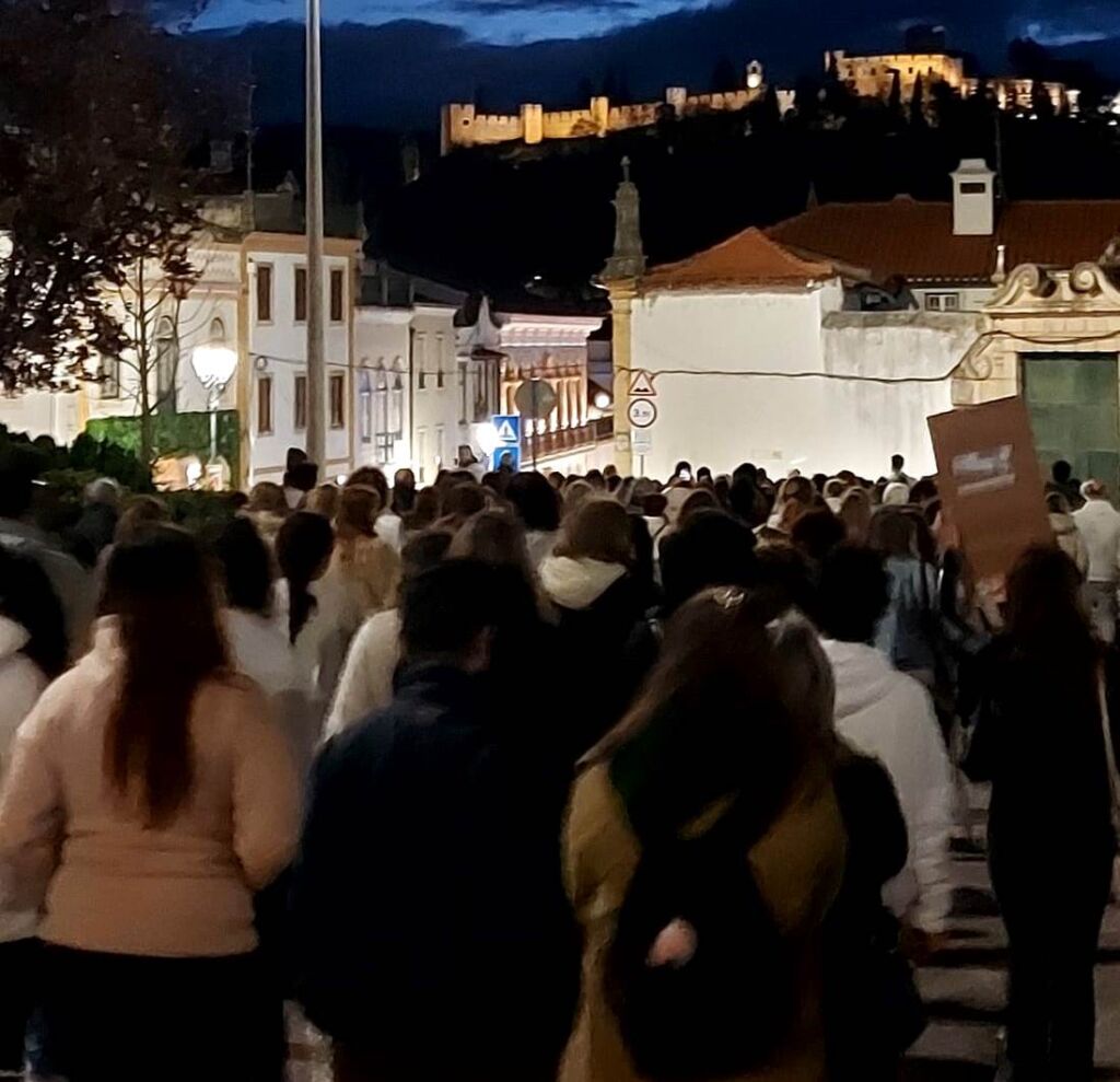 Centenas na marcha pelas vítimas de violência doméstica marcha 66600972 5868957092441489598 n