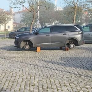 Carro ficou sem rodas no parque do hospital de Abrantes roubo pneus 2301311 6288801719190674694 n