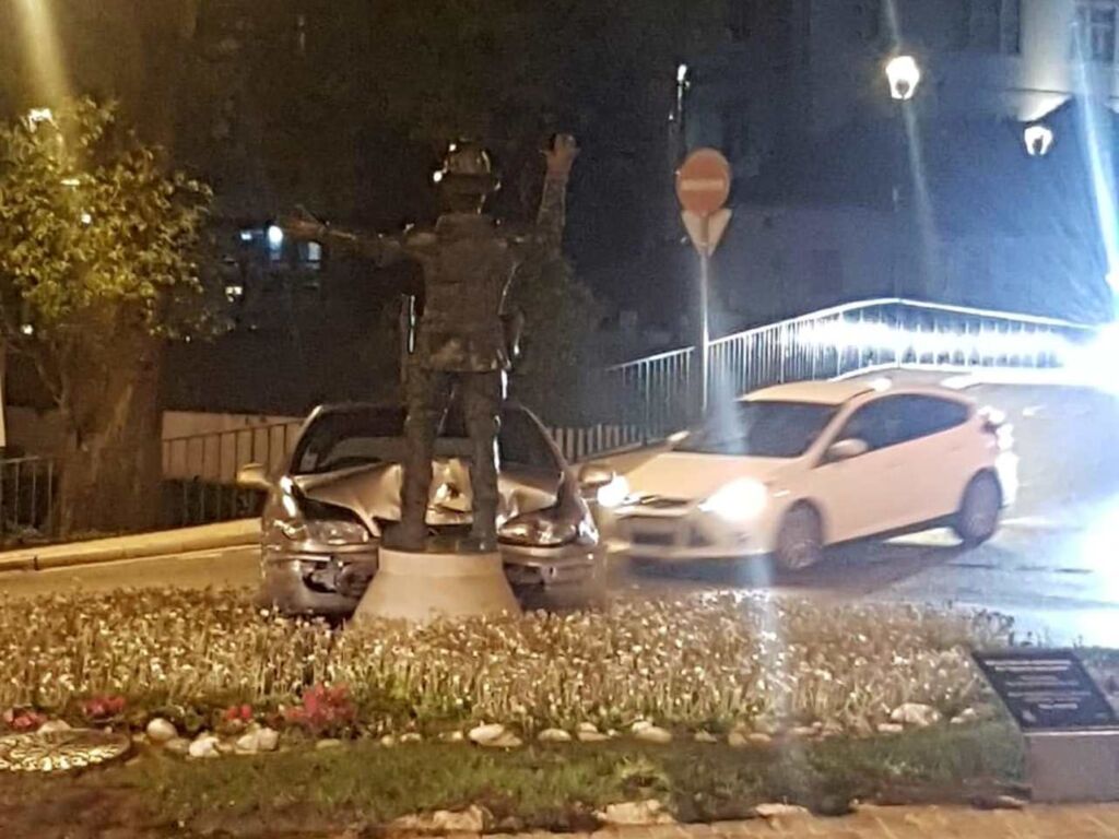 Carro choca contra estátua de polícia sinaleiro em Leiria sinaleiro 5428067895 667979422621696293 n