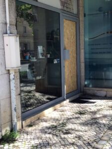 Lojas com vidros partidos em ato de vandalismo 434003159 1589785285131264 3269645180303859572 n