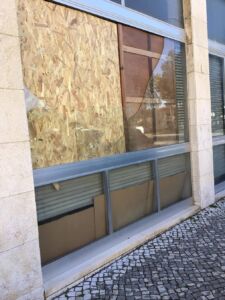 Lojas com vidros partidos em ato de vandalismo 434271492 1122366782427074 1438416301561273847 n