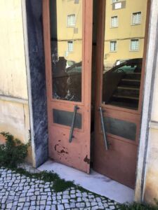 Lojas com vidros partidos em ato de vandalismo 434382444 971641091342423 739374798901191915 n