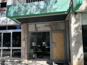 Lojas com vidros partidos em ato de vandalismo IMG 20240409 120210