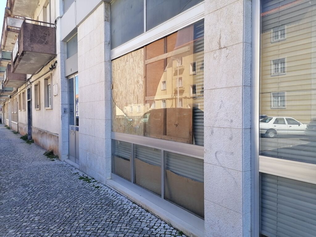 Lojas com vidros partidos em ato de vandalismo IMG 20240409 120254