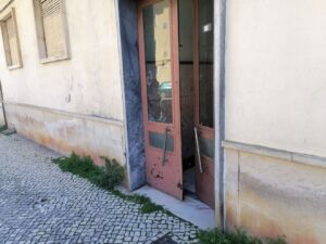 Lojas com vidros partidos em ato de vandalismo IMG 20240409 120318