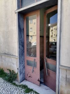 Lojas com vidros partidos em ato de vandalismo IMG 20240409 120328