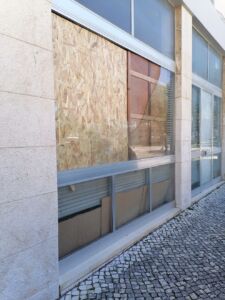 Lojas com vidros partidos em ato de vandalismo IMG 20240409 120346
