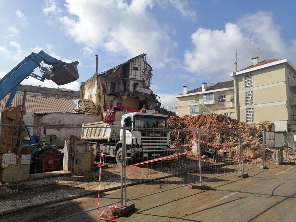 Demolições continuam na av. Combatentes da Grande Guerra demolicao IMG 20240407 102855