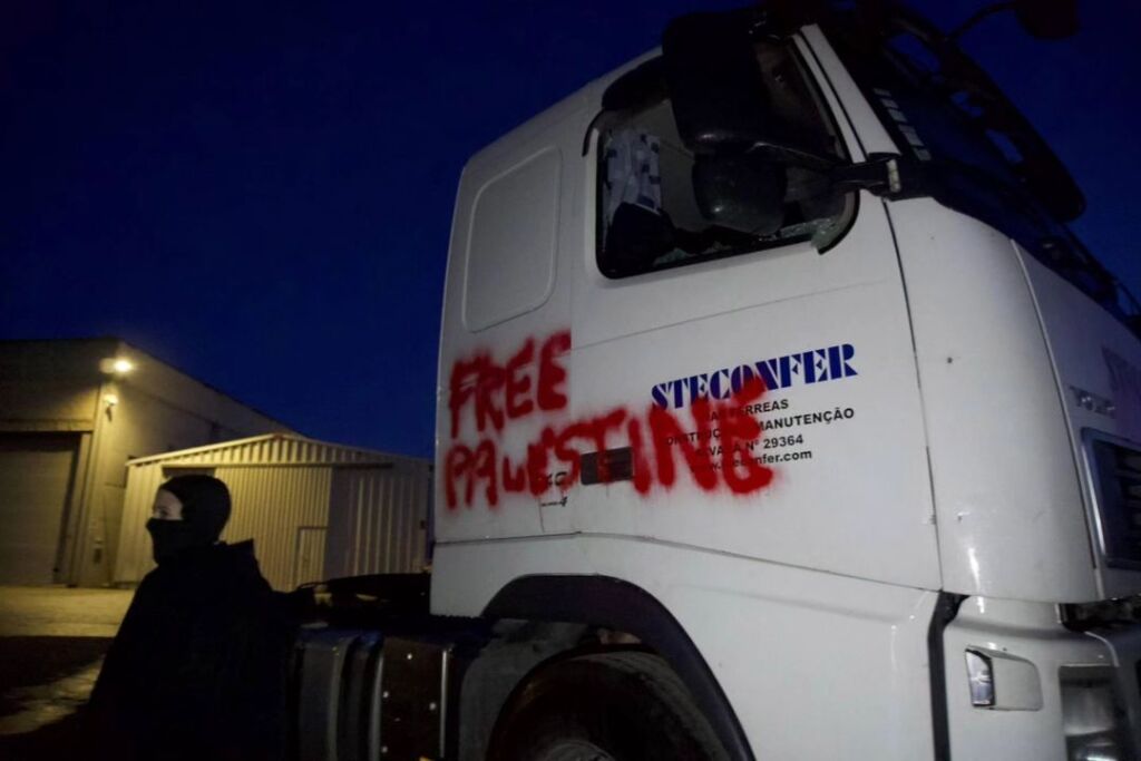 Empresa de Santarém vandalizada por ativistas pró-Palestina (c/ fotos) steconfer 1149889866430815 528234011240764983 n 1080