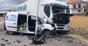 Colisão entre camião e carrinha provoca três feridos no Entroncamento acidente 08584891476 3391868319153649258 n