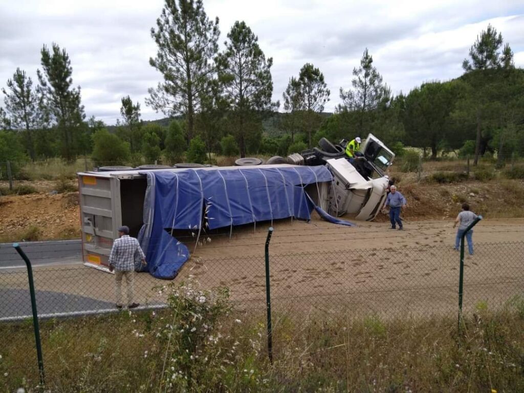 Camião carregado de areia despista-se em Abrantes acidente 20350 2298640852002501992 n