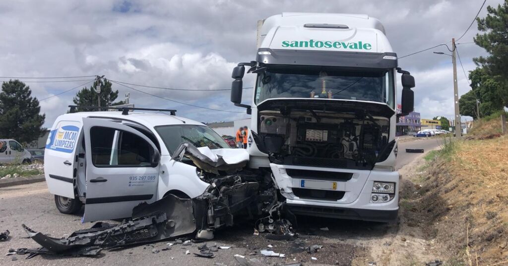 Colisão entre camião e carrinha provoca três feridos no Entroncamento acidente 408578224810 3159370955110018752 n