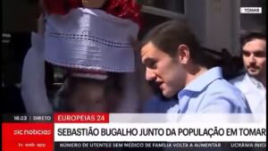 Sebastião Bugalho (AD) em campanha ajuda a levantar tabuleiro (c/ vídeo) bugalho ad 1