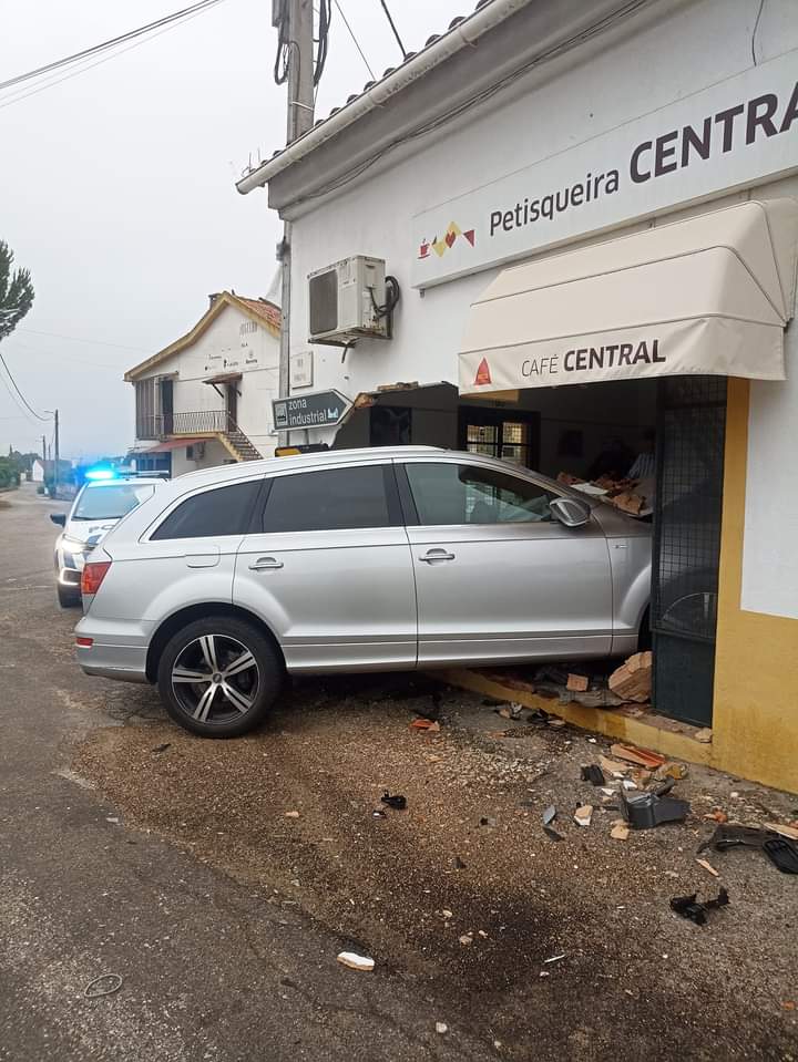Carro despista-se e entra por café adentro FB IMG 1717925469892
