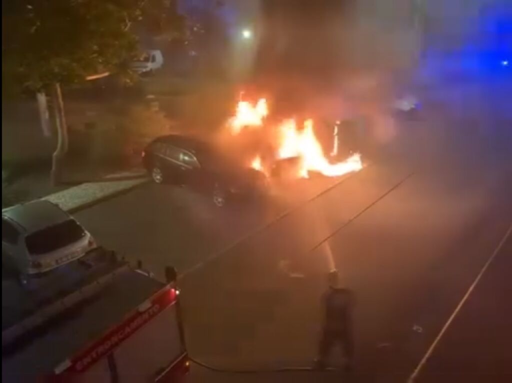 Incêndio destruiu três carros no Entroncamento (c/ vídeo) entronc