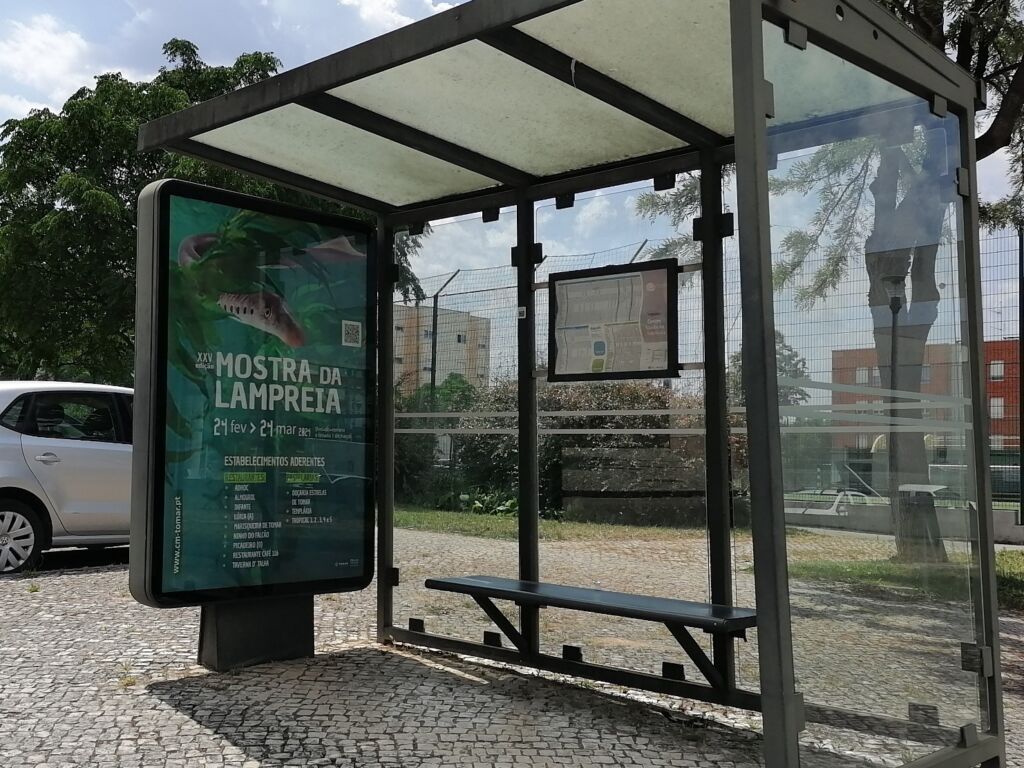 Câmara mantém cartazes de eventos realizados há meses outdoor mupi IMG 20240603 113823