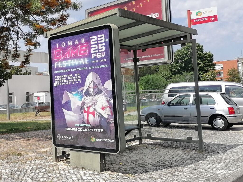 Câmara mantém cartazes de eventos realizados há meses outdoor mupi IMG 20240603 113824