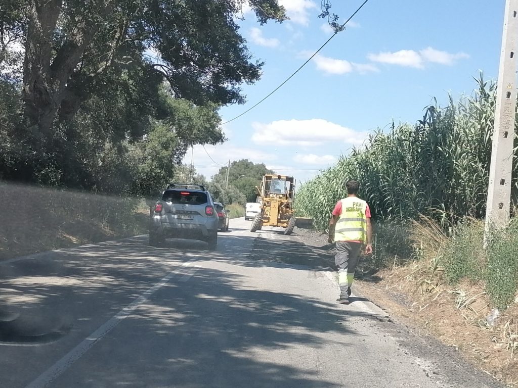 Infraestruturas de Portugal constrói algumas valetas em betão entre Golegã e Entroncamento IMG 20240710 153004