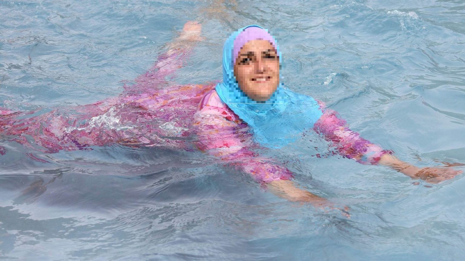 Jovens indianas entraram na água da piscina vestidas burkini 14859640