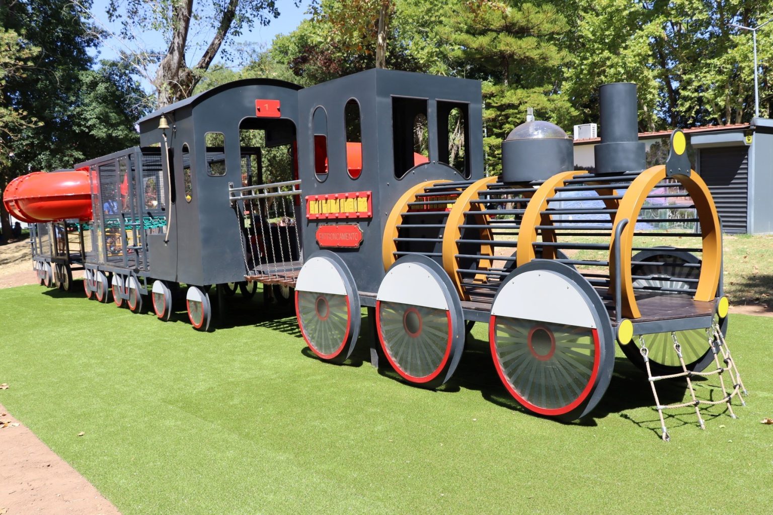 Entroncamento inaugura parque infantil em forma de comboio parque infantil entroncamento 732517665258 1829966328860705997 n