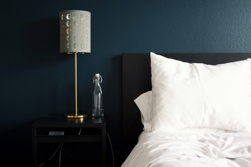 Como projetar e decorar um quarto de hóspedes perfeito rhema kallianpur uocSnWMhnAs unsplash
