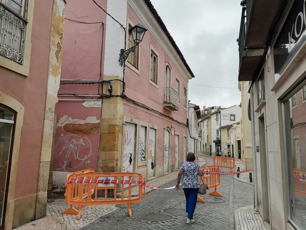 Prédio em risco de ruir obriga a cortar trânsito IMG 20240920 103033