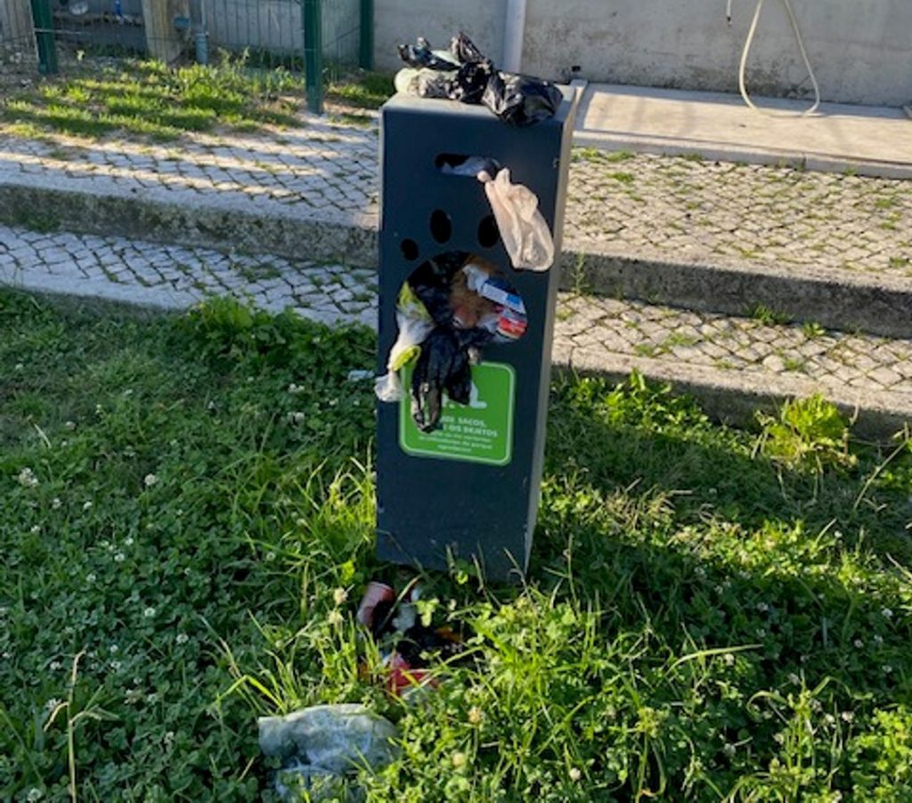 Lixo acumula-se no parque canino lixo canil IMG 6683