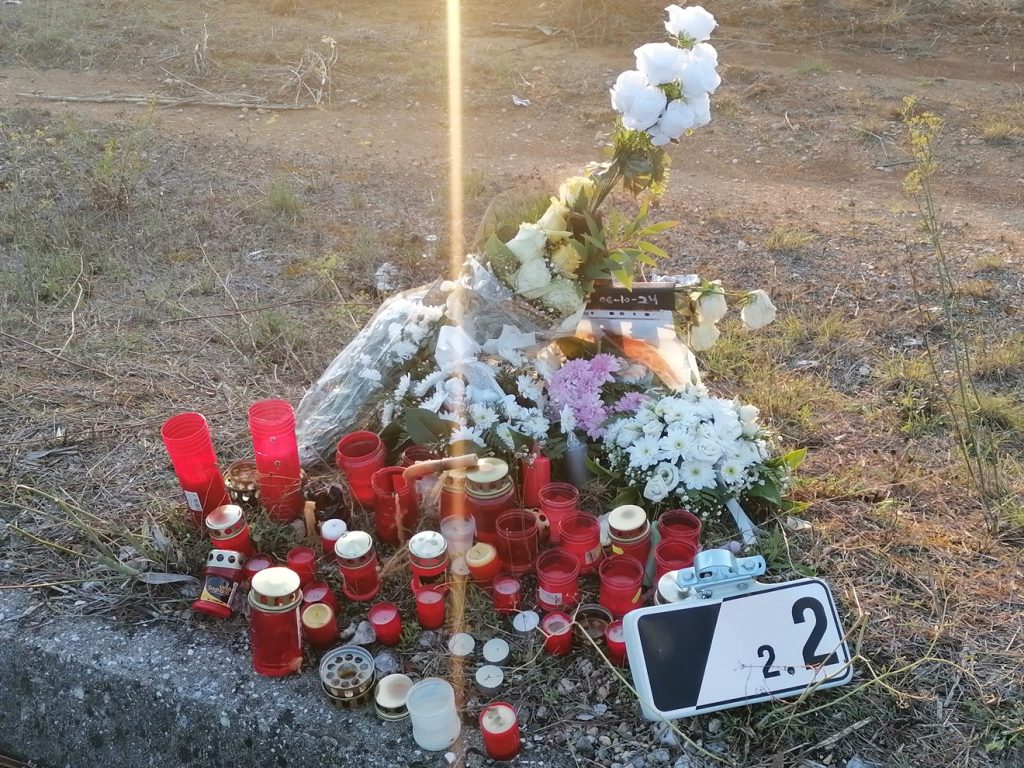 Amigos prestam homenagens a jovem que morreu em despiste de mota IMG 20241012 184529