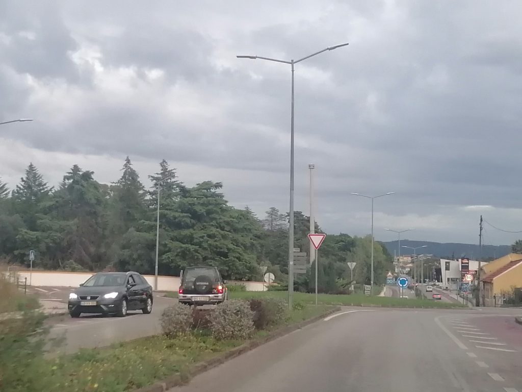Carro circula em sentido contrário na estrada da Serra IMG 20241014 184513