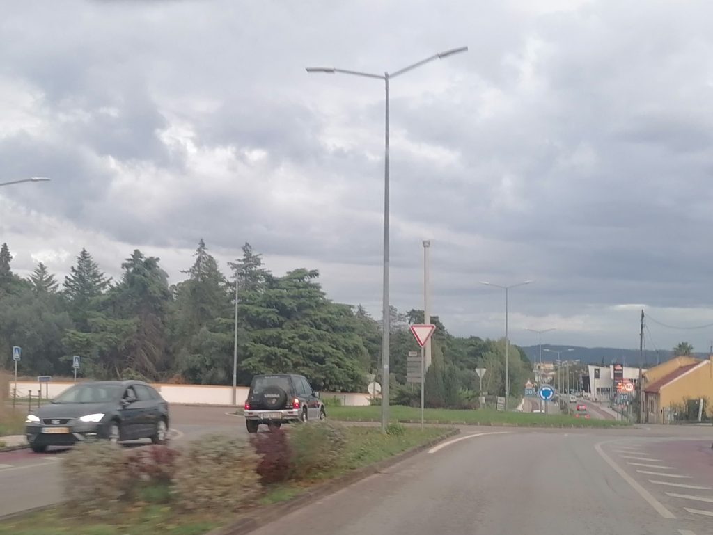 Carro circula em sentido contrário na estrada da Serra IMG 20241014 184515