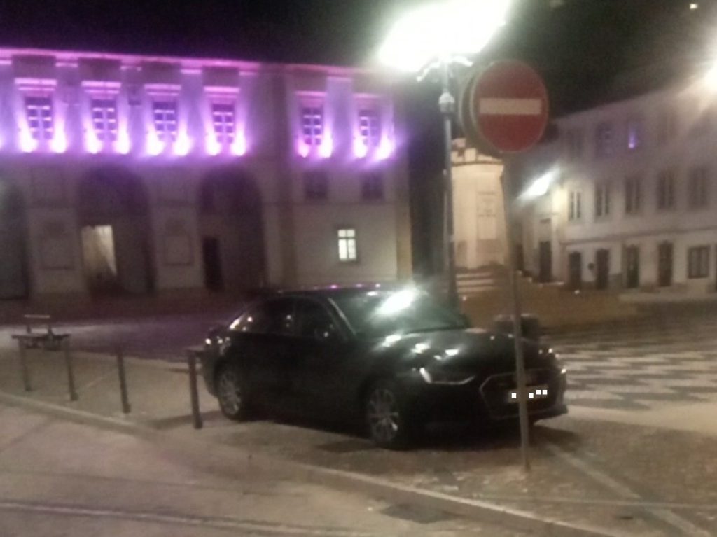 Carro estacionado toda a noite na praça da República Messenger creation 96e3f912 c541 42b3 a6ac 4fb2af73653e