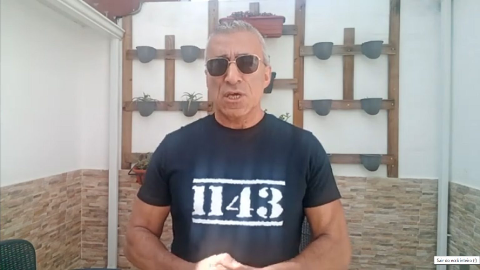 T-Shirt com propaganda suspende transmissão de reunião chega
