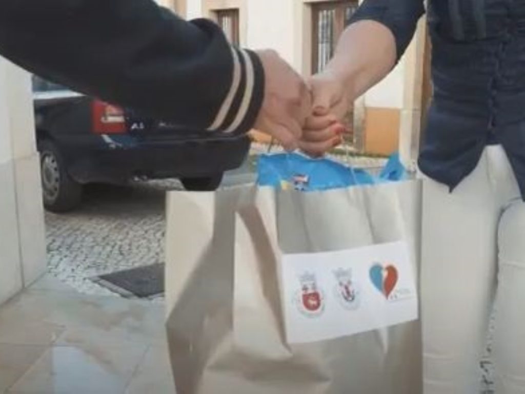 Papeis e mais papeis para receber cabaz de Natal da junta de freguesia urbana cabaz imagem item 22